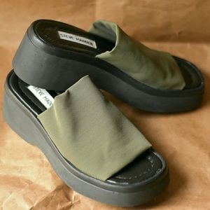 Steve madden slip on flatform wedges size 9